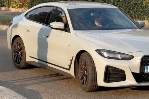 记者:马斯坦托诺驾车抵达皇马训练基地,即将参加球队首次训练 记者:马斯坦托诺驾车抵达皇马训练基地,即将参加球队首次训练