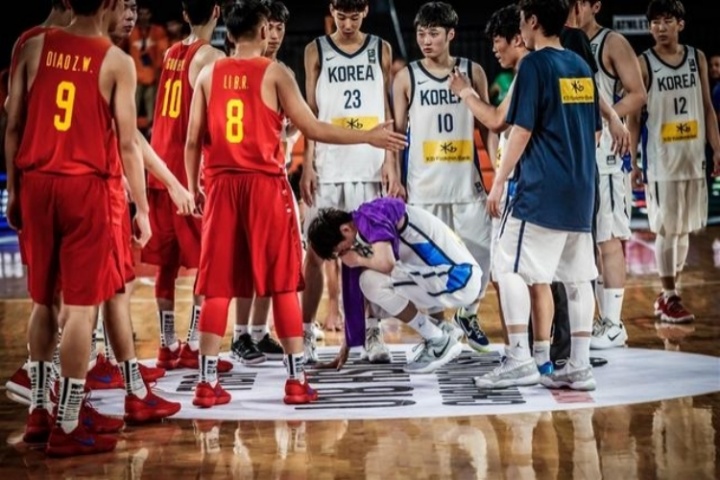 李贤重又哭了😭7年前就曾被中国队打哭 彼时拿下33分10板6助4断 李贤重又哭了😭7年前就曾被中国队打哭 彼时拿下33分10板6助4断