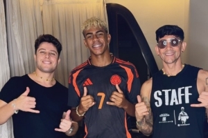 折腾头发😂理发师社媒晒视频,亚马尔又变回“泡面头”发型 折腾头发😂理发师社媒晒视频,亚马尔又变回“泡面头”发型