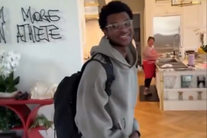 吾家有儿初长成!布莱斯刚到家 詹姆斯狂笑:大学生回来了! 吾家有儿初长成!布莱斯刚到家 詹姆斯狂笑:大学生回来了!