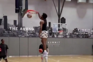 美媒晒布朗尼扣篮视频:穿鞋身高1米88能完成这个扣篮太夸张了 美媒晒布朗尼扣篮视频:穿鞋身高1米88能完成这个扣篮太夸张了