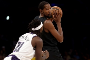 贝弗利:不管怎样杜兰特都能拿25分 我们防他时都是包夹 贝弗利:不管怎样杜兰特都能拿25分 我们防他时都是包夹