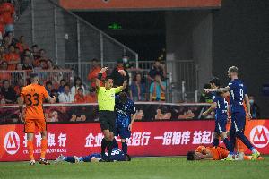 因在比赛中被冲撞头部后出现短暂晕眩,张祥硕已送往医院检查 因在比赛中被冲撞头部后出现短暂晕眩,张祥硕已送往医院检查