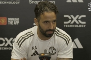 阿莫林:本赛季目标重返欧冠 或许芒特可以踢后腰 阿莫林:本赛季目标重返欧冠 或许芒特可以踢后腰