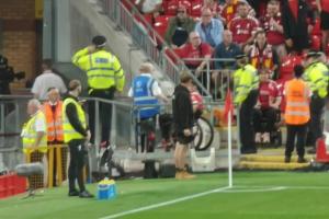 正义执行!球迷拍到种族歧视塞梅诺的轮椅球迷,被警察当众驱逐 正义执行!球迷拍到种族歧视塞梅诺的轮椅球迷,被警察当众驱逐