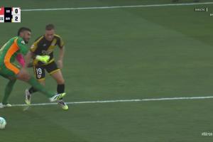 离谱!赫罗纳门将加扎尼加半场两次超级失误,接球失误&送红点 离谱!赫罗纳门将加扎尼加半场两次超级失误,接球失误&送红点