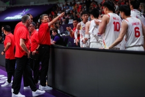 媒体人:中国队下半场要早点做进攻选择 次节太多次进攻压到最后 媒体人:中国队下半场要早点做进攻选择 次节太多次进攻压到最后