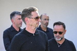 记者:利物浦CEO爱德华兹将与老板会谈,讨论创纪录费用签伊萨克 记者:利物浦CEO爱德华兹将与老板会谈,讨论创纪录费用签伊萨克