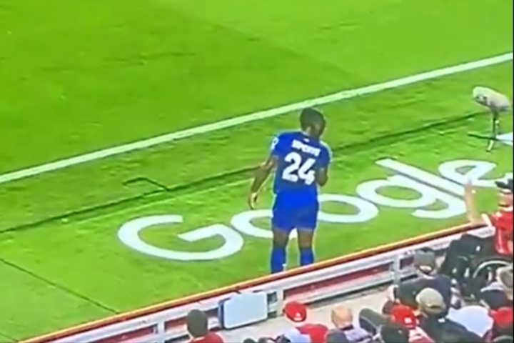 不应该!伯恩茅斯球员塞梅诺发边线球,遭场边利物浦轮椅球迷辱骂 不应该!伯恩茅斯球员塞梅诺发边线球,遭场边利物浦轮椅球迷辱骂