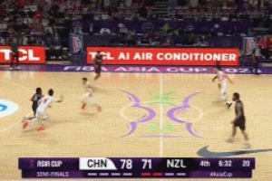 热血!廖三宁+赵睿合力防守拿到球权 后者上篮成功造犯规 热血!廖三宁+赵睿合力防守拿到球权 后者上篮成功造犯规