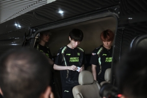 峡谷勇士走进绿茵场🤝  NIP电子竞技俱乐部抵达深体 峡谷勇士走进绿茵场🤝  NIP电子竞技俱乐部抵达深体