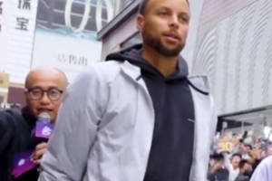 万人空巷!库里晒中国行视频:中国球迷的热情绝对是独一档 万人空巷!库里晒中国行视频:中国球迷的热情绝对是独一档