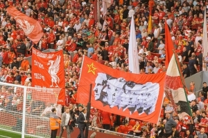 利物浦球迷将斯洛特列入传奇主帅横幅,与克洛普等人并列 利物浦球迷将斯洛特列入传奇主帅横幅,与克洛普等人并列