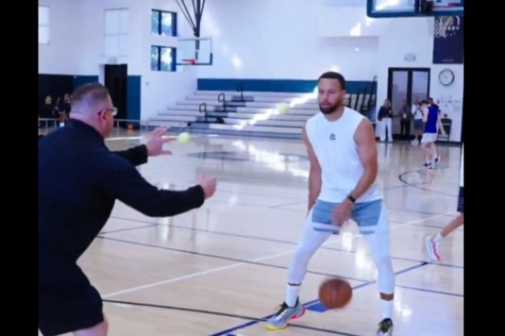 一起看库里花式高级训练!这对专注力的要求简直逆天 一起看库里花式高级训练!这对专注力的要求简直逆天