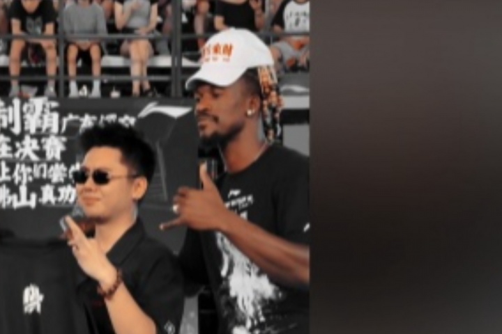 现场观众好像听不懂…揽佬助阵巴特勒中国行 两人互称My man 现场观众好像听不懂…揽佬助阵巴特勒中国行 两人互称My man