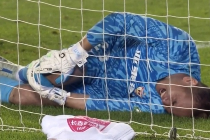 超人!吴亚轲单场扑点+神扑+关键扑救导致受伤,被担架抬出场外 超人!吴亚轲单场扑点+神扑+关键扑救导致受伤,被担架抬出场外