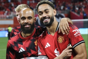 再等等?曼晚:曼联季前赛令人鼓舞,球迷组织看法有分歧推迟抗议 再等等?曼晚:曼联季前赛令人鼓舞,球迷组织看法有分歧推迟抗议