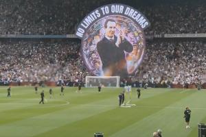 梦想无极限!维拉主场战纽卡赛前,看台亮出主帅埃梅里巨型TIFO 梦想无极限!维拉主场战纽卡赛前,看台亮出主帅埃梅里巨型TIFO