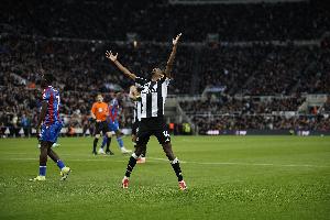 记者:经纪人曾向伊萨克打包票,只要罢训就能强行转会去利物浦 记者:经纪人曾向伊萨克打包票,只要罢训就能强行转会去利物浦