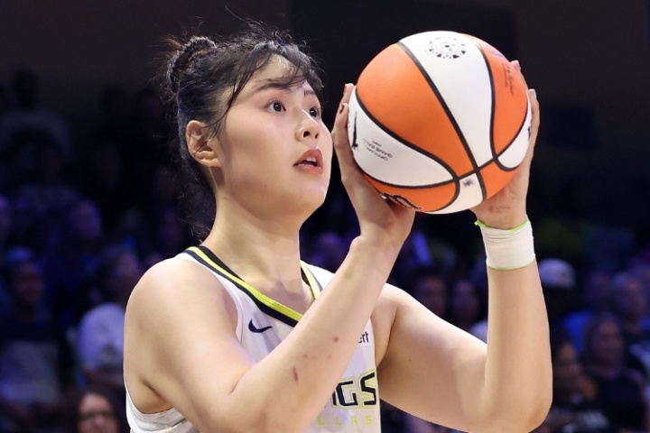 上场刚生涯新高本场依然不受重用!李月汝跌至轮换末端仅3分2帽 上场刚生涯新高本场依然不受重用!李月汝跌至轮换末端仅3分2帽