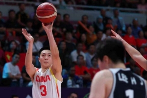 媒体人:期待胡明轩的表现 现在不是给一个球员下结论的时候 媒体人:期待胡明轩的表现 现在不是给一个球员下结论的时候