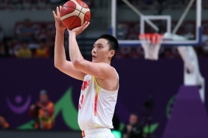 心气很高!周琦分析胡明轩:更适合2号位 现在要让球动起来 心气很高!周琦分析胡明轩:更适合2号位 现在要让球动起来