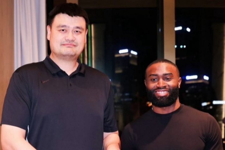 杰伦-布朗赠送姚明签名球鞋 明日将出战2025姚基金慈善赛 杰伦-布朗赠送姚明签名球鞋 明日将出战2025姚基金慈善赛