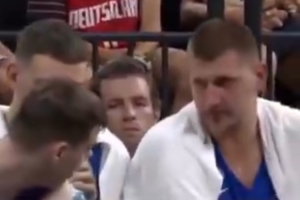 小将托皮奇被换下后直接坐下 约基奇告诉他要先和队友击掌 小将托皮奇被换下后直接坐下 约基奇告诉他要先和队友击掌