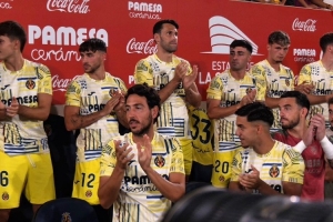 比利亚雷亚尔赛前致敬卡索拉,为其颁发出战334场纪念球衣 比利亚雷亚尔赛前致敬卡索拉,为其颁发出战334场纪念球衣