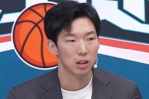 周琦:中国男篮破联防时4个人离得太近了 没有把空间拉开 周琦:中国男篮破联防时4个人离得太近了 没有把空间拉开