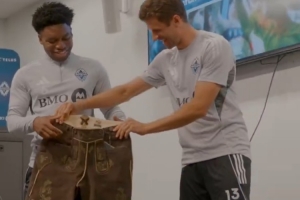 已经成温哥华活宝啦!穆勒给为自己让出号码的队友送皮裤 已经成温哥华活宝啦!穆勒给为自己让出号码的队友送皮裤