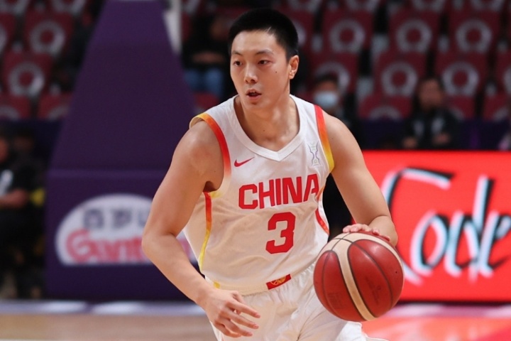 媒体人:让胡明轩发起进攻效果太差 他在上线掩护花费的时间太多 媒体人:让胡明轩发起进攻效果太差 他在上线掩护花费的时间太多