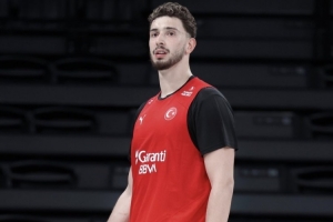 火箭官方晒照!申京热身赛对阵德国 砍下25分9板4助 火箭官方晒照!申京热身赛对阵德国 砍下25分9板4助