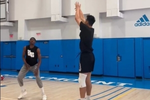 好的信号!崔永熙晒全场对抗训练 三分手感柔和&左膝仍戴护具 好的信号!崔永熙晒全场对抗训练 三分手感柔和&左膝仍戴护具