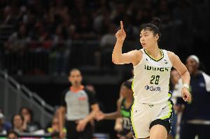 媒体人:李月汝膝盖旧伤处被压到 坚持不住请求下场 明天做核磁 媒体人:李月汝膝盖旧伤处被压到 坚持不住请求下场 明天做核磁