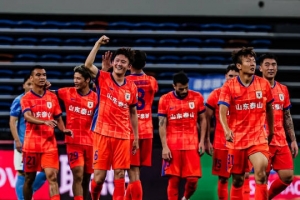 山东泰山对阵深圳新鹏城比赛集锦:让我们继续以心为旗,昂首向前 山东泰山对阵深圳新鹏城比赛集锦:让我们继续以心为旗,昂首向前