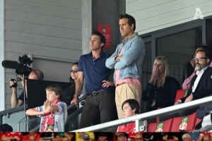 死侍现身雷克斯汉姆英冠主场首秀:我们职责是当好小丑,讲好故事 死侍现身雷克斯汉姆英冠主场首秀:我们职责是当好小丑,讲好故事