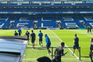 记者:客战切尔西,埃泽和格伊随队出现在斯坦福桥 记者:客战切尔西,埃泽和格伊随队出现在斯坦福桥