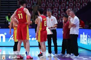 体坛周报:最团结的中国男篮背后,是冲破质疑的郭士强 体坛周报:最团结的中国男篮背后,是冲破质疑的郭士强