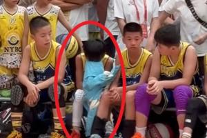 中国篮球的希望!NYBO总决赛超耐斯惜败文艺二校 小菜鸡泪洒球场 中国篮球的希望!NYBO总决赛超耐斯惜败文艺二校 小菜鸡泪洒球场