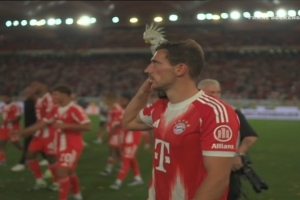 成传统了🤣格雷茨卡肩扛鹦鹉饰品,庆祝德超杯夺冠 成传统了🤣格雷茨卡肩扛鹦鹉饰品,庆祝德超杯夺冠