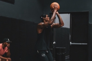 针对性很强!范德彪晒近期训练视频 主练两个底角的跑动接球三分 针对性很强!范德彪晒近期训练视频 主练两个底角的跑动接球三分