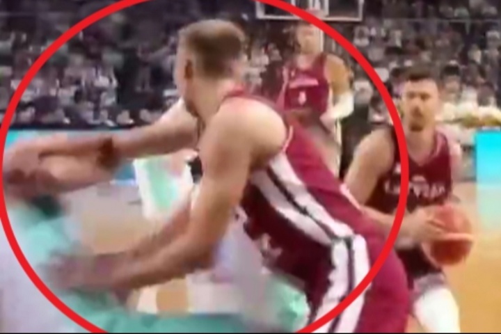 东契奇被队友压伤膝盖前是被对手推倒的 就在裁判跟前&裁判无吹罚 东契奇被队友压伤膝盖前是被对手推倒的 就在裁判跟前&裁判无吹罚