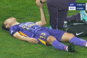 津媒:李永佳被球击中出现脑震荡症状,受伤后做了头部CT检查 津媒:李永佳被球击中出现脑震荡症状,受伤后做了头部CT检查