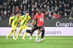 TA：卡里姆恩多在接受森林体检，球队同时推进道路、刘易斯的签约