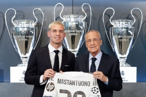 马斯坦托诺谈首训:和最好的球员一起踢球会让你变得更好 马斯坦托诺谈首训:和最好的球员一起踢球会让你变得更好