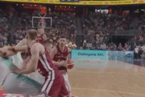 东契奇被队友撞翻在地表情痛苦不断比出暂停手势 目前已回更衣室 东契奇被队友撞翻在地表情痛苦不断比出暂停手势 目前已回更衣室