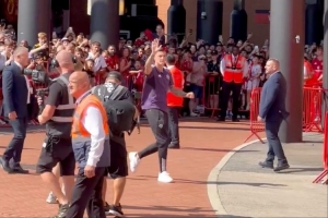 枪魔大战在即!曼联新援塞斯科抵达老特拉福德,现场球迷热烈欢呼 枪魔大战在即!曼联新援塞斯科抵达老特拉福德,现场球迷热烈欢呼