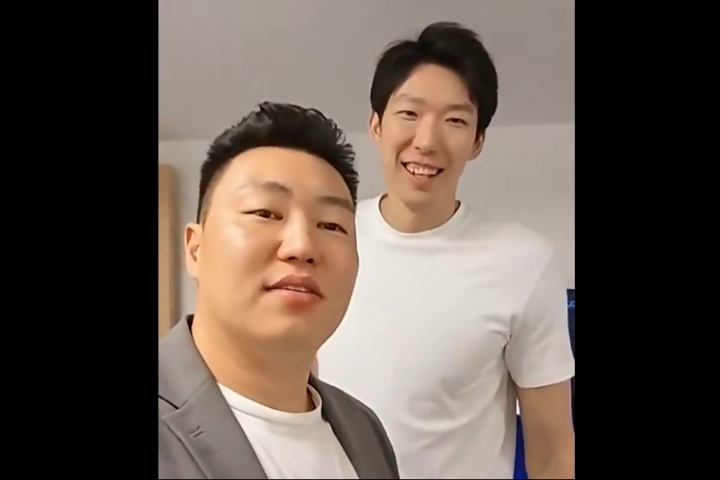 等你归来!李根调侃周琦:你应该在球场上 而不是在演播室里 等你归来!李根调侃周琦:你应该在球场上 而不是在演播室里