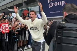 巨星驾临!穆勒抵达温哥华白浪主场,受到球迷的热烈欢迎 巨星驾临!穆勒抵达温哥华白浪主场,受到球迷的热烈欢迎